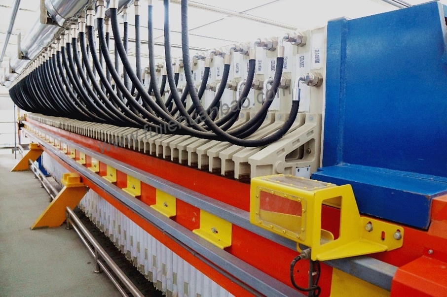 Low-Temperature Vacuum Dewatering and Drying Integrated Machine