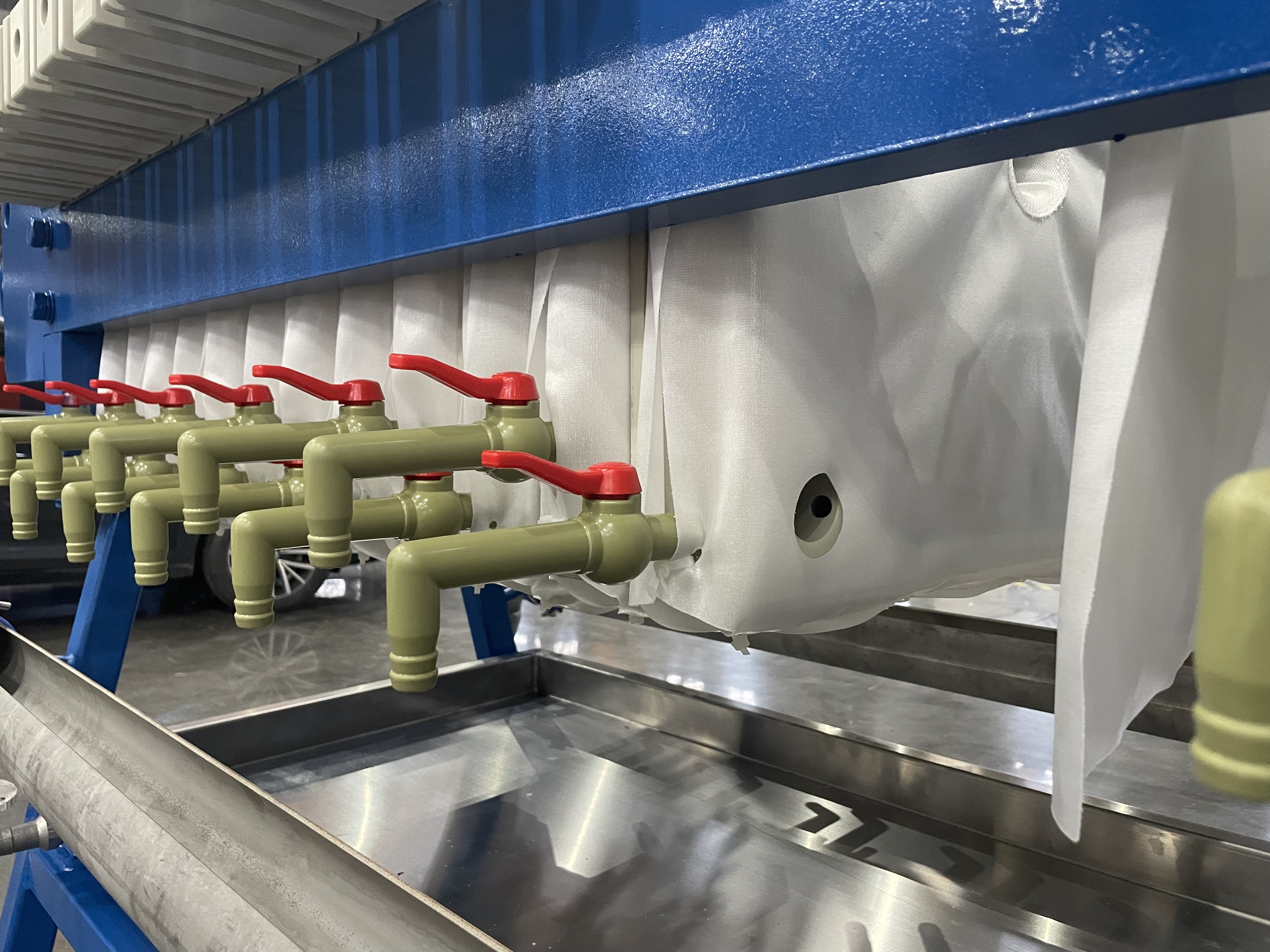 Plate and Frame Filter Press with Open Filtrate Discharge