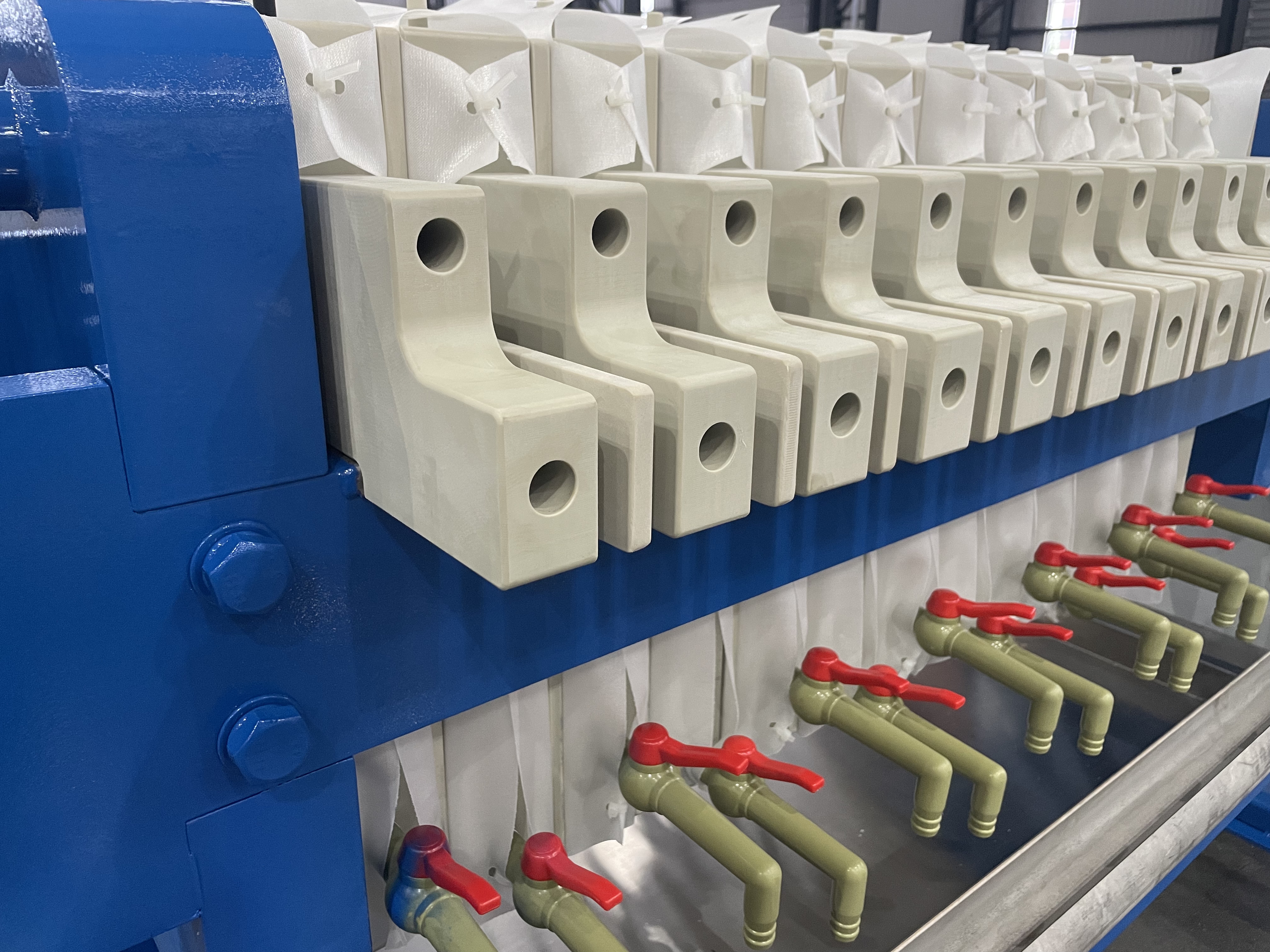 Plate and Frame Filter Press with Open Filtrate Discharge